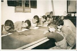 Grupo de niños en talleres de alfabetización.