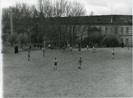 Partido de fútbol en el campo del Colegio Máximo.