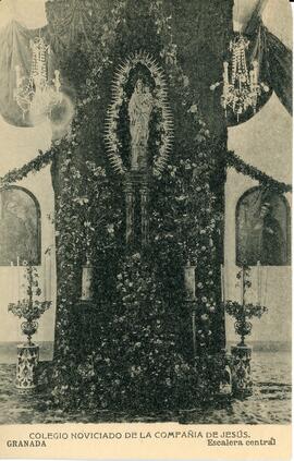 Altar con talla de la virgen