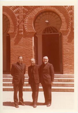 P. Matías y P. Kolvenbach en la puerta del Colegio Máximo