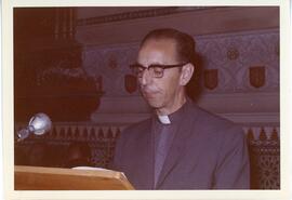 Padre hablando en la inauguración del curso 1971-1972 en la Facultad de Teología.
